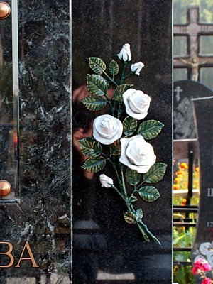 Бронзовые цветы на памятнике