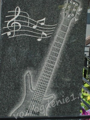 Гравировка на памятнике гитары