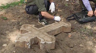 Мраморный крест найденный в Москве