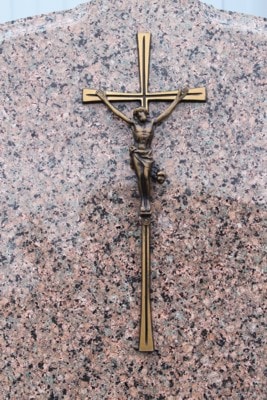 Католическое распятие из бронзы на памятник