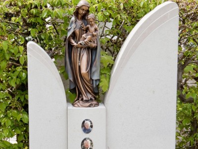 Бронзовая статуя Дева Мария с младенцем