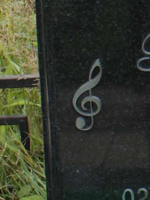Скрипичный ключ на памятник