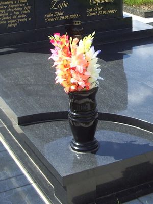 Чёрная гранитная ваза на могиле