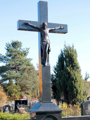 Гранитный крест с распятием