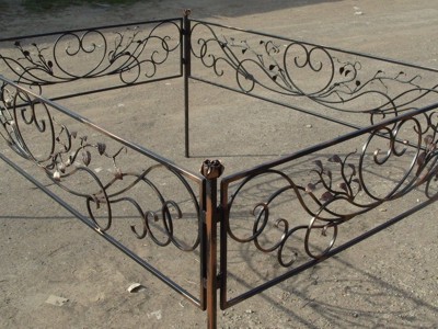 изготовленная ограда на могилу