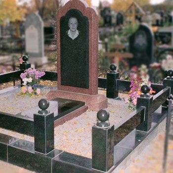 Комбинированное одиночное надгробие