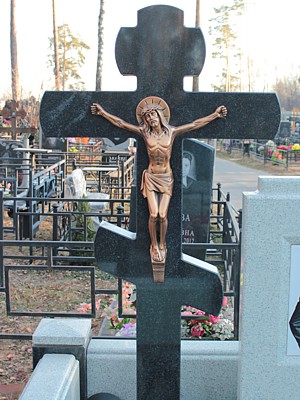 Гранитный крест с распятием Gagatti