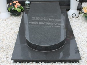Надгробная плита на кладбище