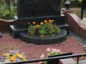 Памятник с цветником на могилу