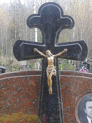 Фигурный крест из гранита