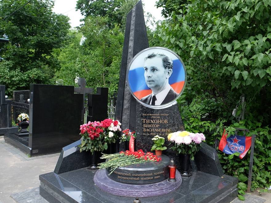 Памятник Тихонову на Ваганьковском кладбище