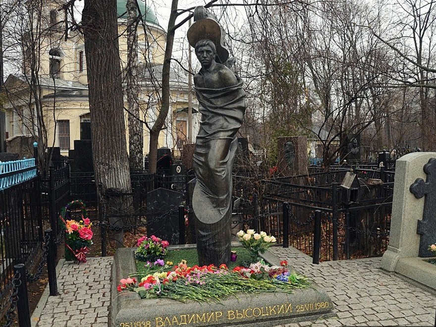 Памятник Высоцкому на Ваганьковском кладбище
